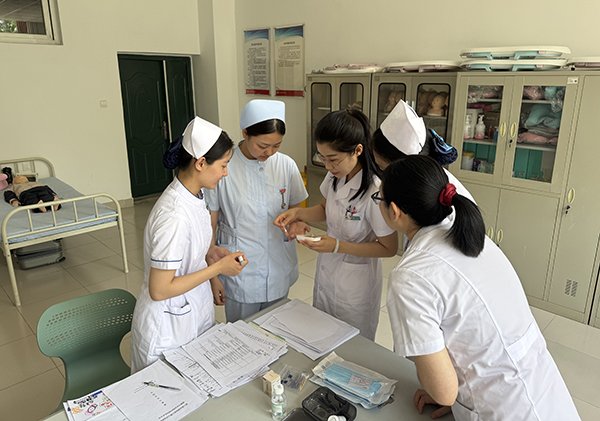 4091749537501_.pic_hd.jpg 其中张颖晗同学荣获第二名并成功入围国