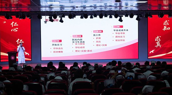 微信图片_20250617182105.jpg 医学实训中心主任陈妍宏以及赛博球体手